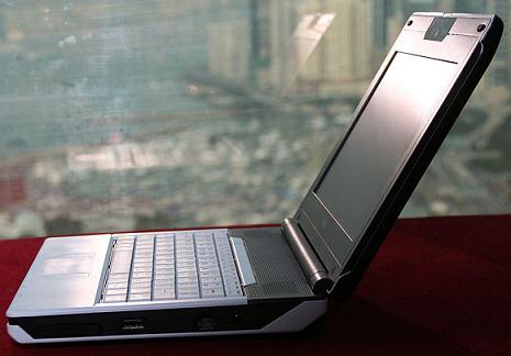 Fujitsu M1010: нетбук со сменными панелями