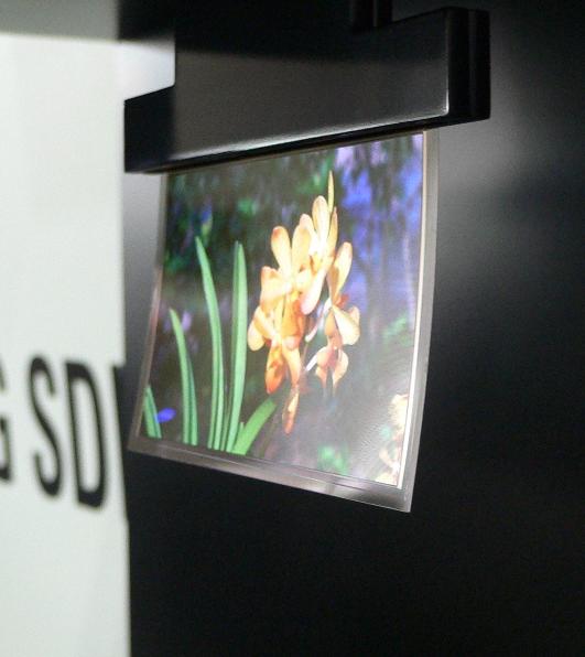 Фото дня: OLED-панель от Samsung толщиной 0,05 мм