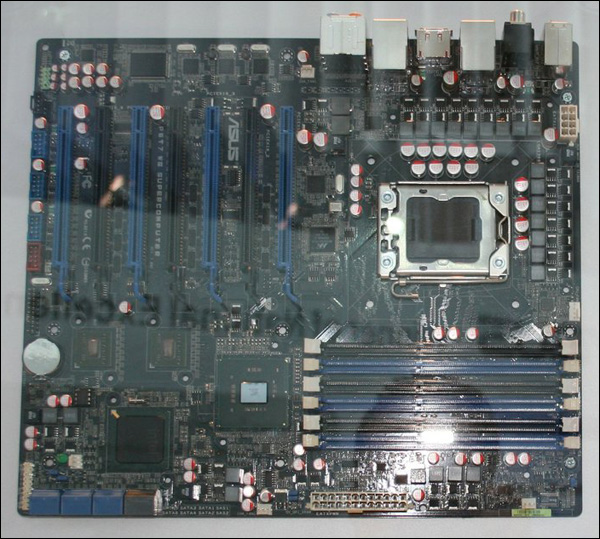 CeBIT 2009: плата ASUS с семью слотами PCI-E 2.0 x16